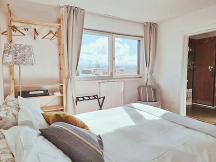 airbnb bedroom,  L'atelier dei viaggiatori a bright flat in Florence